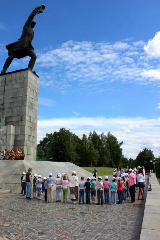 Памятник в яхроме. Мемориал Перемиловская высота. Перемиловская высота в Яхроме. Перемиловская высота Дмитров. Памятник в Яхроме на Перемиловской высоте.