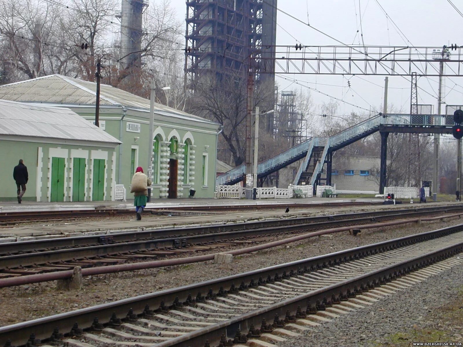 Н п новгородское. Поселок Новгородское Дзержинск Донецкая область. Станция фенольная. Фенольная ЖД. Станция фенольная ДОНЖД.