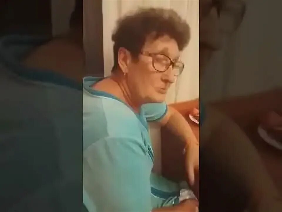 Бабки рассказывают матерные анекдоты. Бабки рассказывают матерные анекдоты. Бабка рассказывает анекдот. Бабка рассказывает анекдот про батюшку. Бабушка анекдоты рассказывает.