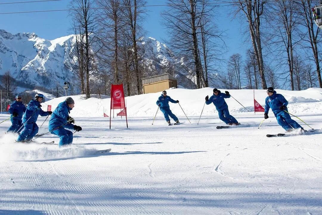 Сергей ахметгалеев. Инструктор лыжи сочи. Алексей меньшов инструктор по горным лыжам. Инструктор горные лыжи. Сочи горные лыжи роза хутор.