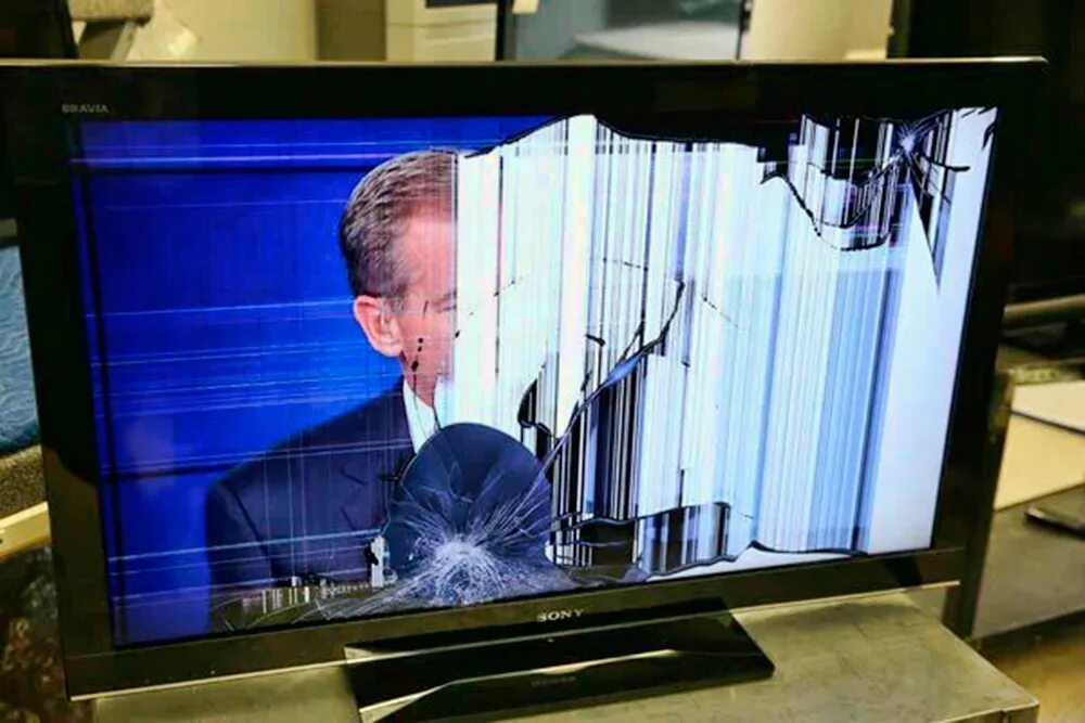 Телевизор сломался буду. Разбитый телевизор. Телевизор сломался. Битые телевизоры. ЖК телевизор разбитый экран.