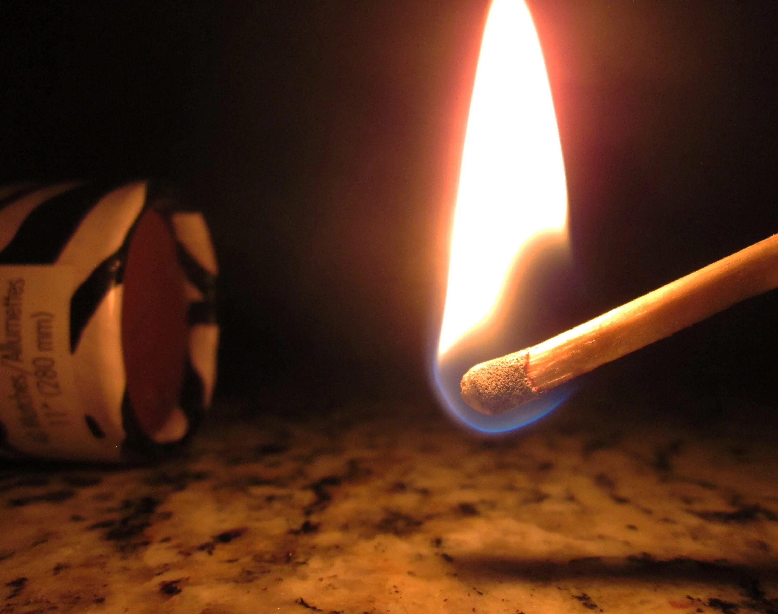 Поджигание спички. Поджигание спички. Зажженная спичка. Поджог спичку. Поджог спичку.
