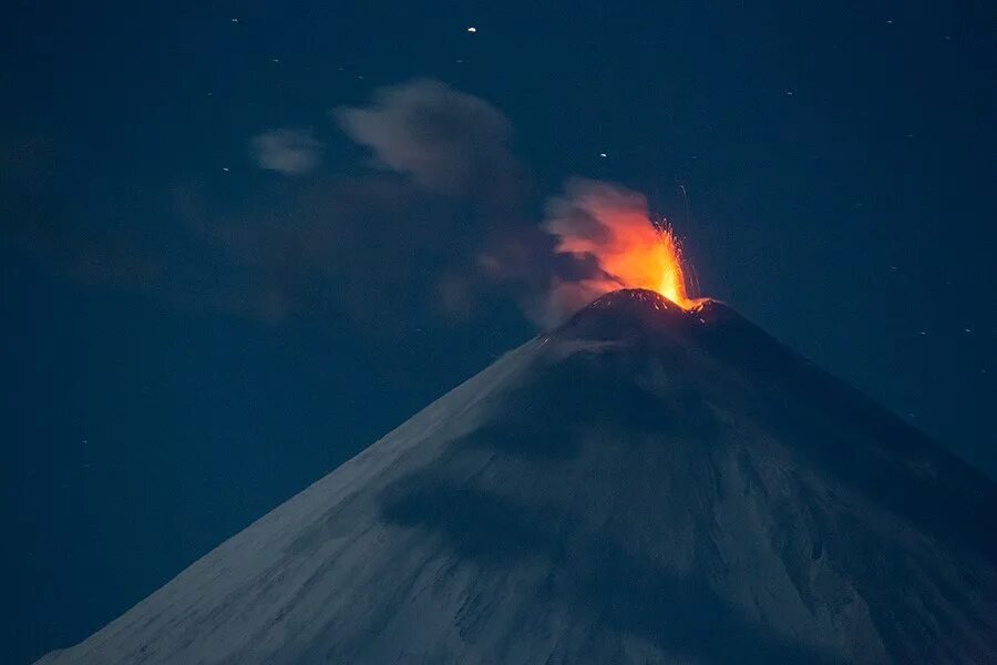Фото ключевского вулкана. Вулкан ключевская сопка. извержение вулкана ключевская сопка 2013. извергающийся вулкан ключевская сопка. ключевская сопка извержение.