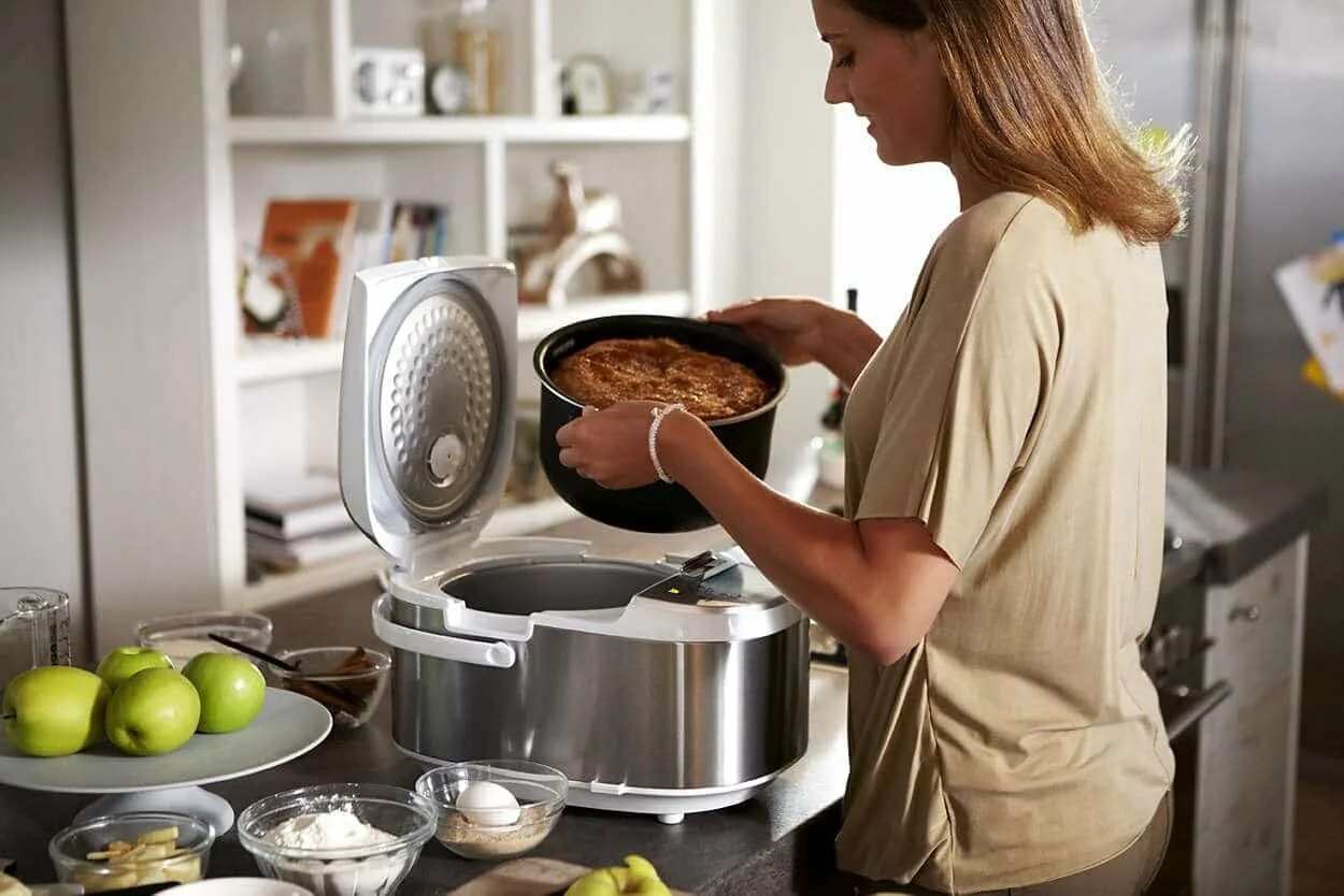 Самая нужная техника. Мультиварка на кухне. Техника для приготовления еды. Готовка на кухне. Кухня с бытовой техникой.