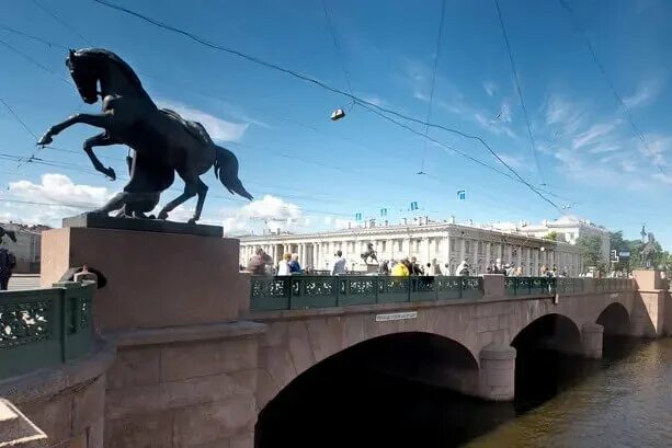 Аничков мост через какую реку. Аничкин мост в Санкт-Петербурге. Река Фонтанка Аничков мост. Скульптуры Питер Аничков мост.