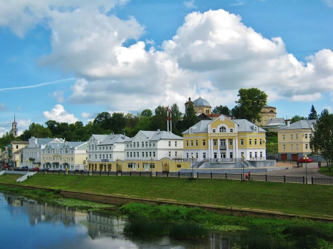 Тверца торжок. Торжок тверская область. Фото торжок тверецкая набережная. Торжок панорама. Торжок вознесенская каменная церковь.