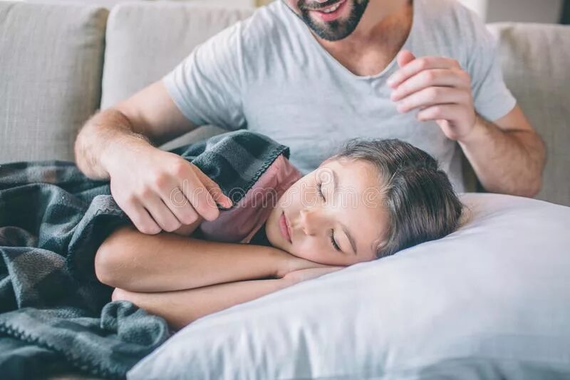 She is sleeping. Девушка спит на ладони. Девушка спит на руках. Спит парень руки под головой. Человек спит с рукой под головой.