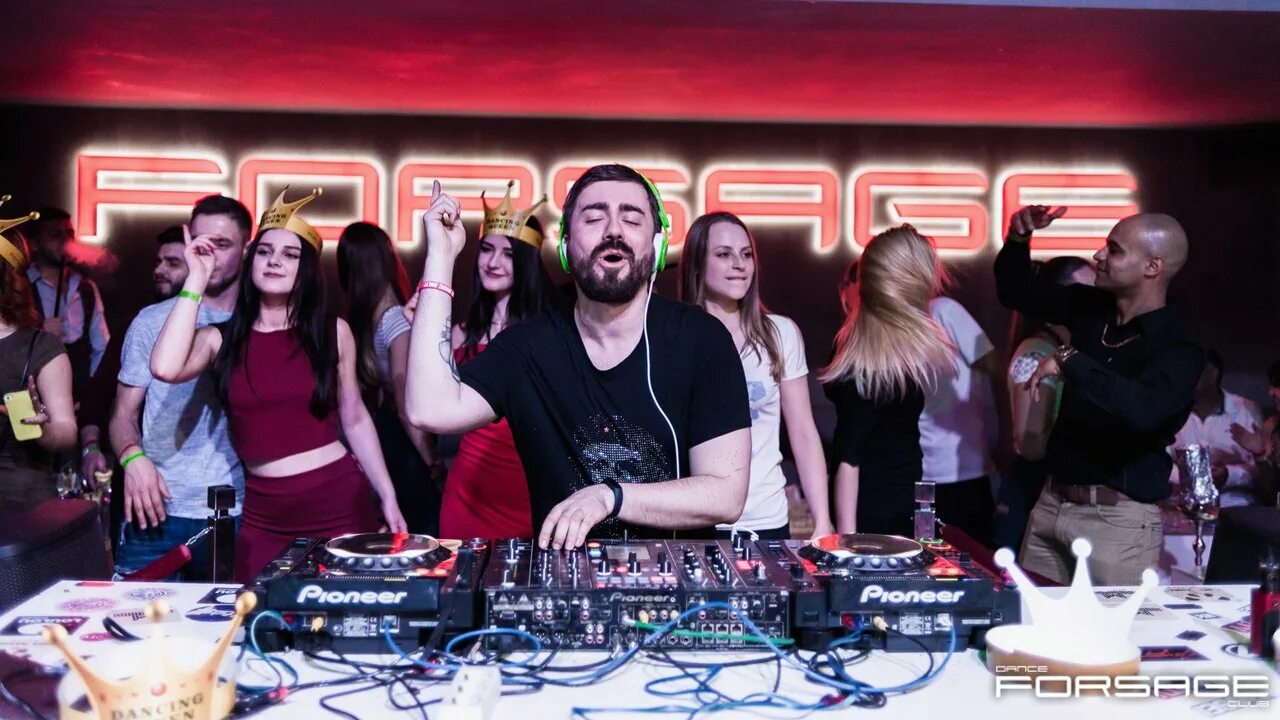 Omnia dj. диджей серб веселый. диджей санни фото. украинский диджей. украинский диджей толкачев.