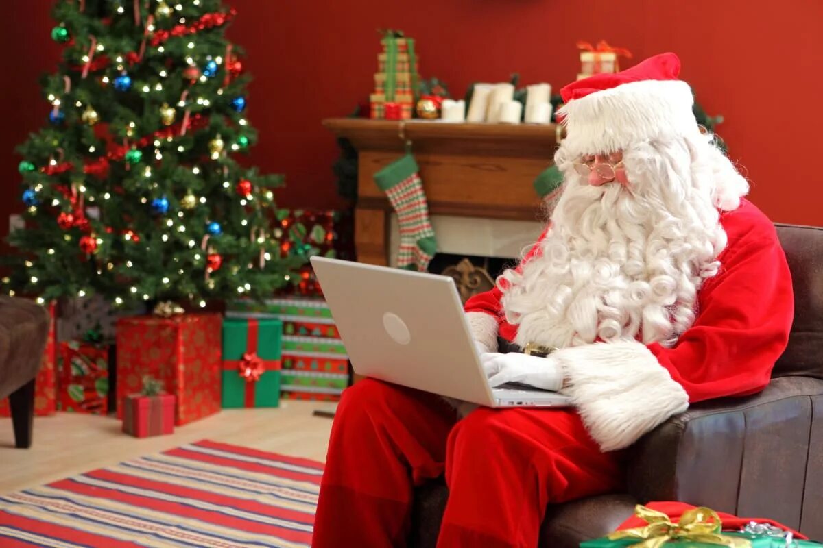 Информатика новый год. Дед Мороз готовится к новому году. Ноутбук новый год. Дед Мороз за компом.