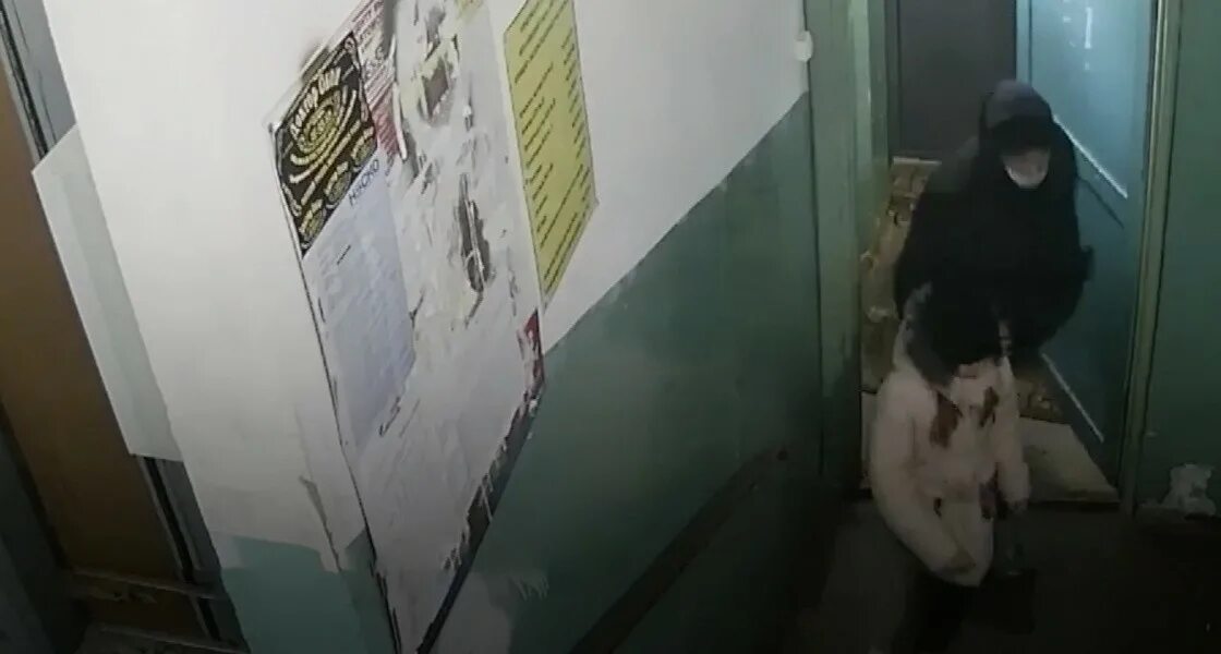 Девочка-школьница в подъезде. Школьники в подъезде. В подъезде со школьницей. В подъезде со школьницей. В подъезде со школьницей.