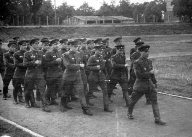 Гарделеген гсвг. 41 мсп гарделеген германия гарнизон. 40-й мотострелковый берлинский полк бернбург вч пп 83060. вч пп 86860 гарделеген комендантский взвод. 40 берлинский мсп бернбург вч пп 83060 военный городок.