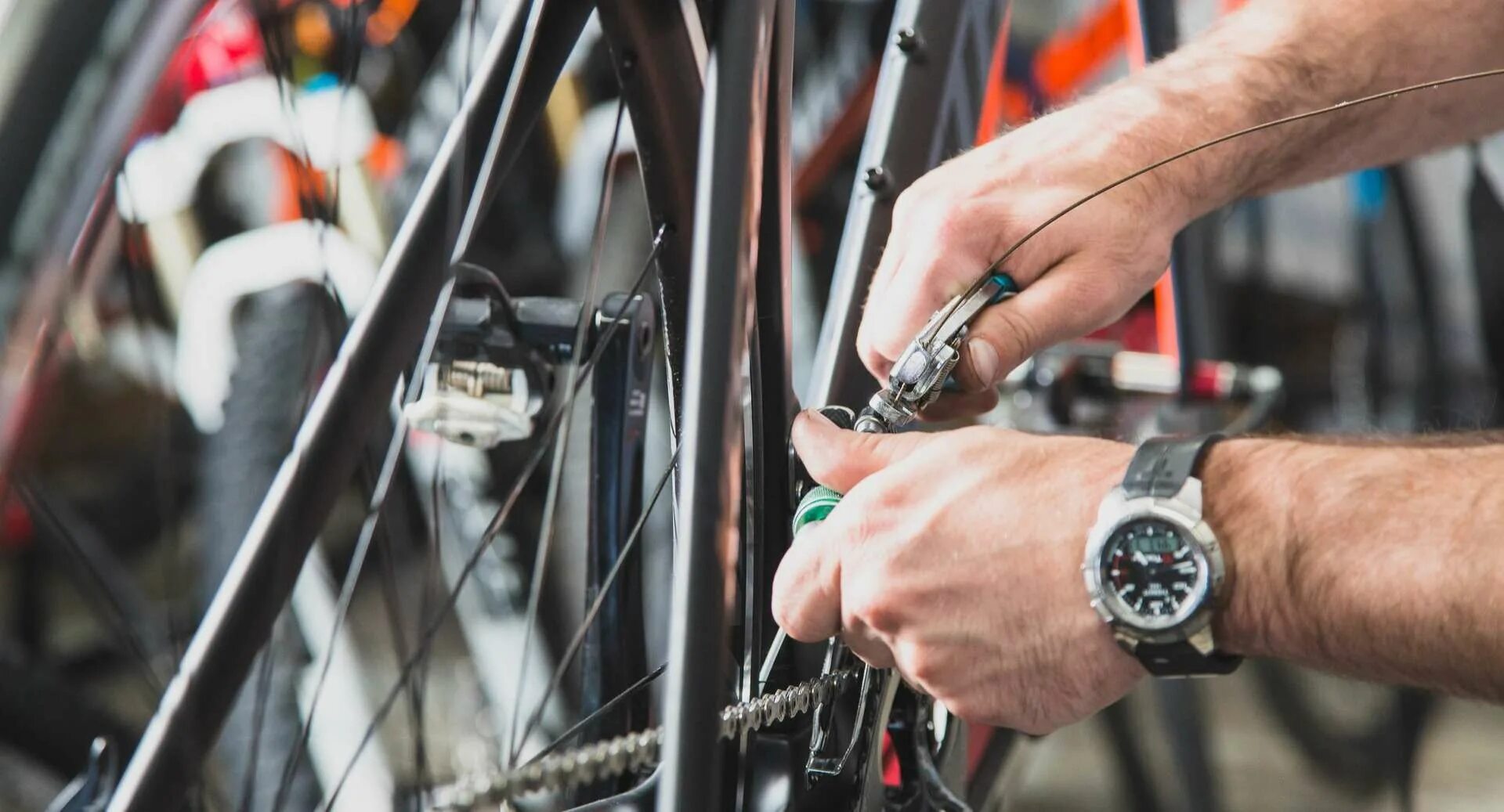 Велоремонт. Веломеханика. Велосипедный механик. Поломка велика. The bike being repaired