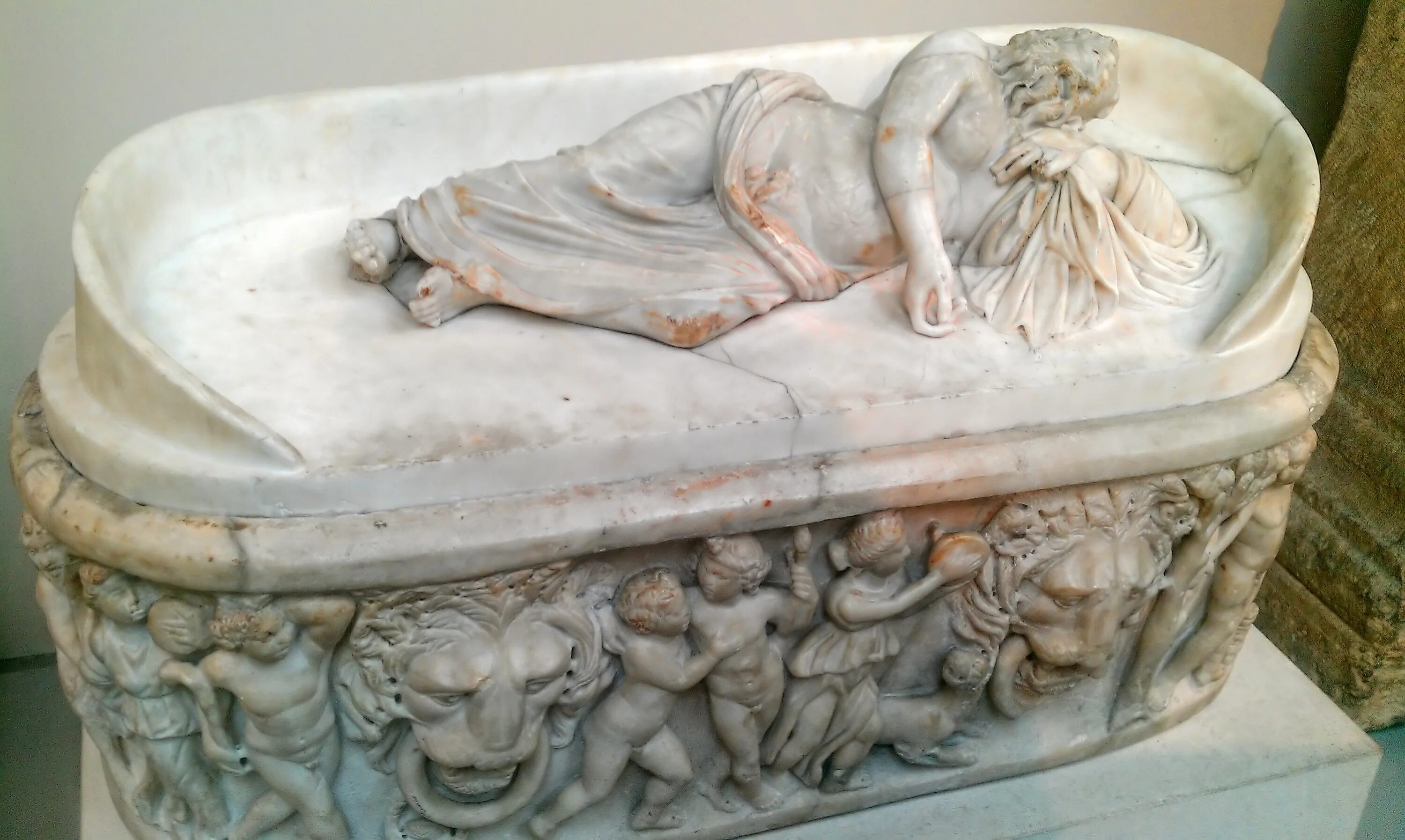 Мрамор luxury brown. Дионис скульптура мрамор. Саркофаг картинка для печати. Статуя древний рим греция. Пол во дворце.