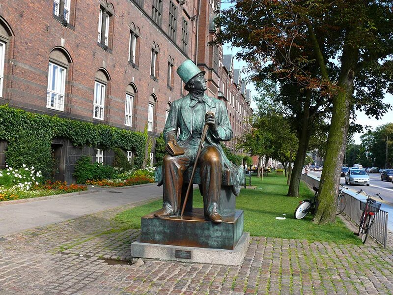 Где жил ганс. Памятник Андерсену в Дании.