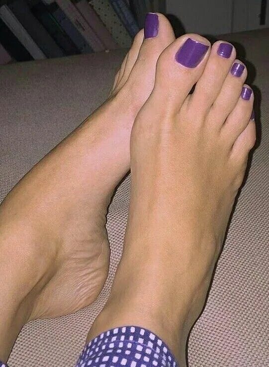 Французский педикюр на ногах. Педикюр наращивание. Long toenails french. Ступни французских девушек. French foot.