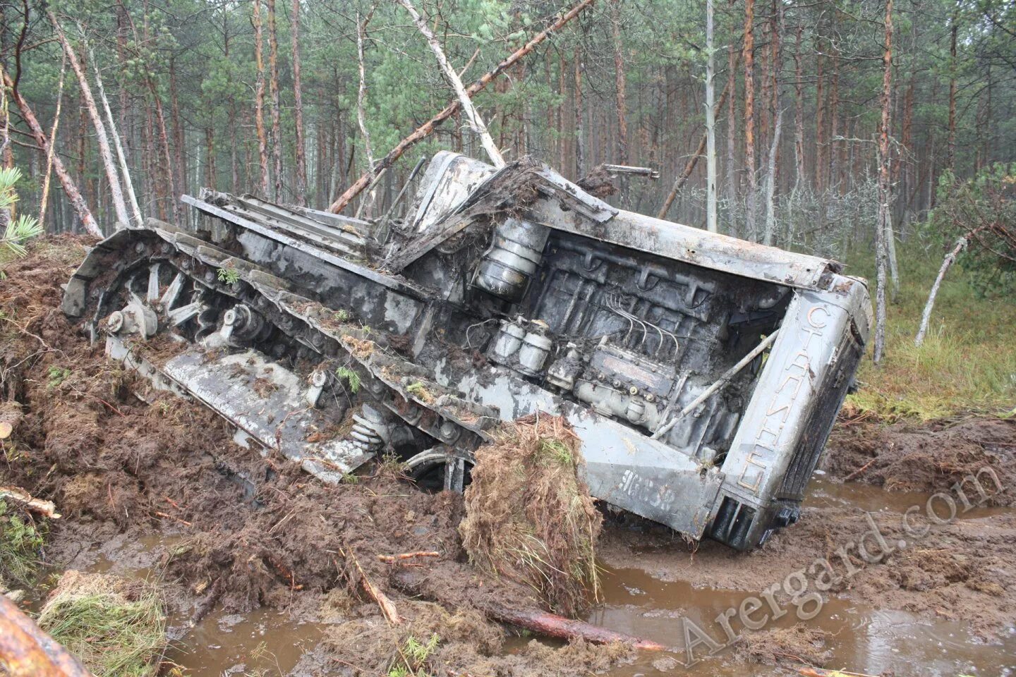 Рыцаря достали из болота. Сталинец-65 трактор. Вытаскиваем из болота. Немецкий танк из болота. Трофейный танк т-34 из болота.