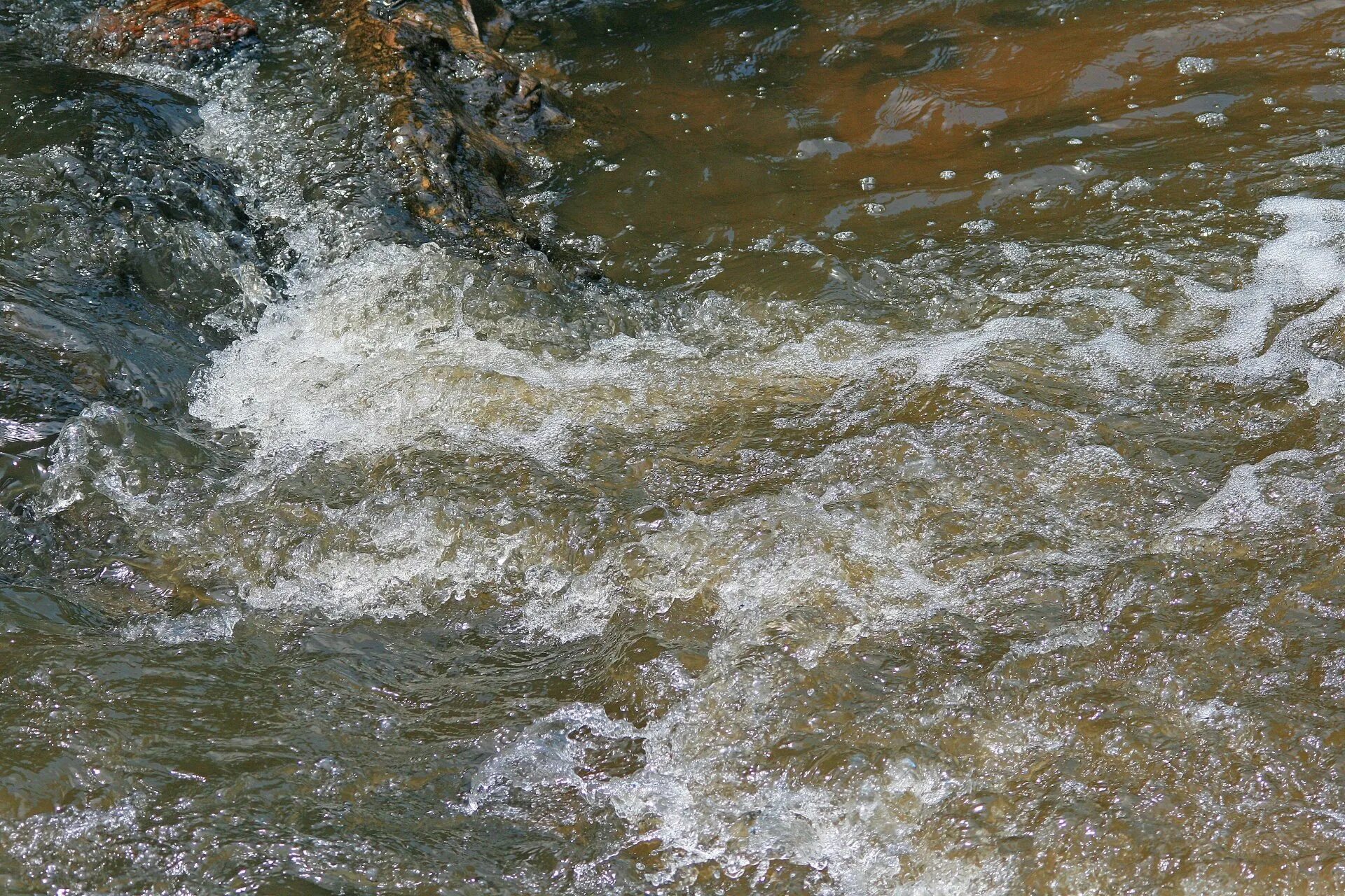 Фото текущих. Вода течет. Текущая вода. Текущая вода реки. Ручей вода струя.
