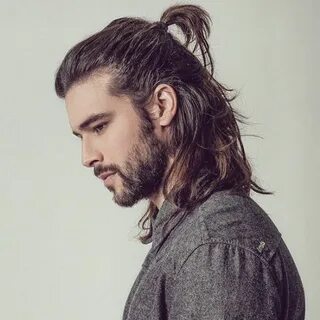 Мужская прическа с длинным хвостом
