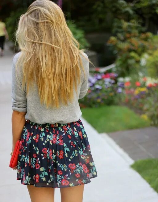 в юбке со спины. русые волосы у девушек. фотосессия в лесу в юбочке. в юбке со спины. в юбке со спины.