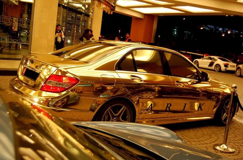 Богатая машина бедная машина. Mercedes AMG c63 золотой. Золотой Мерседес c63 2022. Мерседес с 63 Золотая. Золотой Мерседес Дубаи.