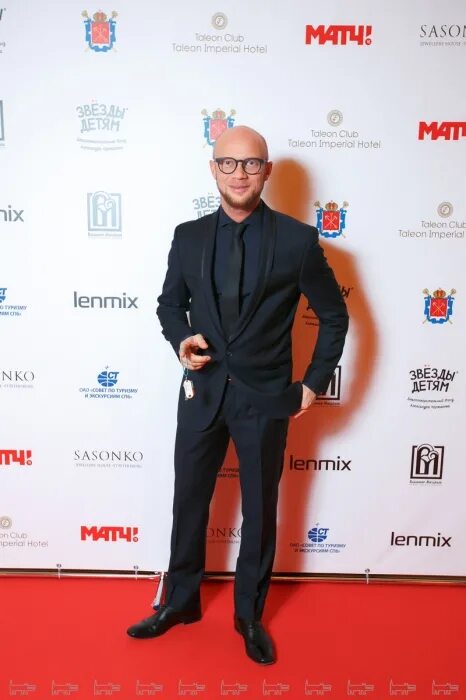 Рост мити хрусталева. Дмитрий хрусталев в кепке. Дмитрий хрусталев стиль. Дмитрий хрусталев фото. Рост дмитрия хрусталева.