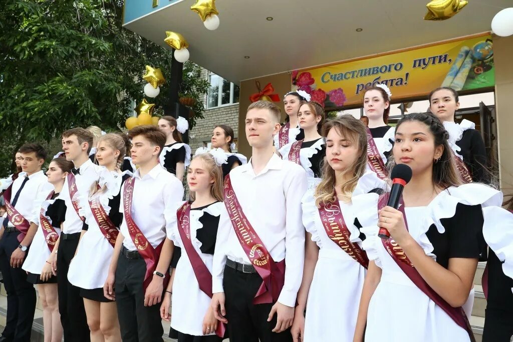 Последний звонок в Астрахани. Выпускники 120 школы Астрахань. 48 Школа Астрахань. СОШ 11 выпускники Астрахань. Выпускники 36 школы