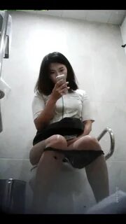 Korean sexy girl pooing toilet. 