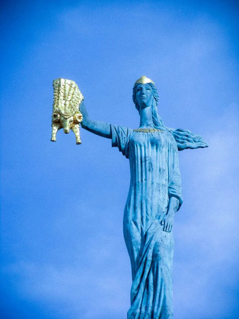 Medea. Медея с золотым руном Батуми. Медея статуя. Медея Колхидская царица. Золотое Руно Грузия статуя.