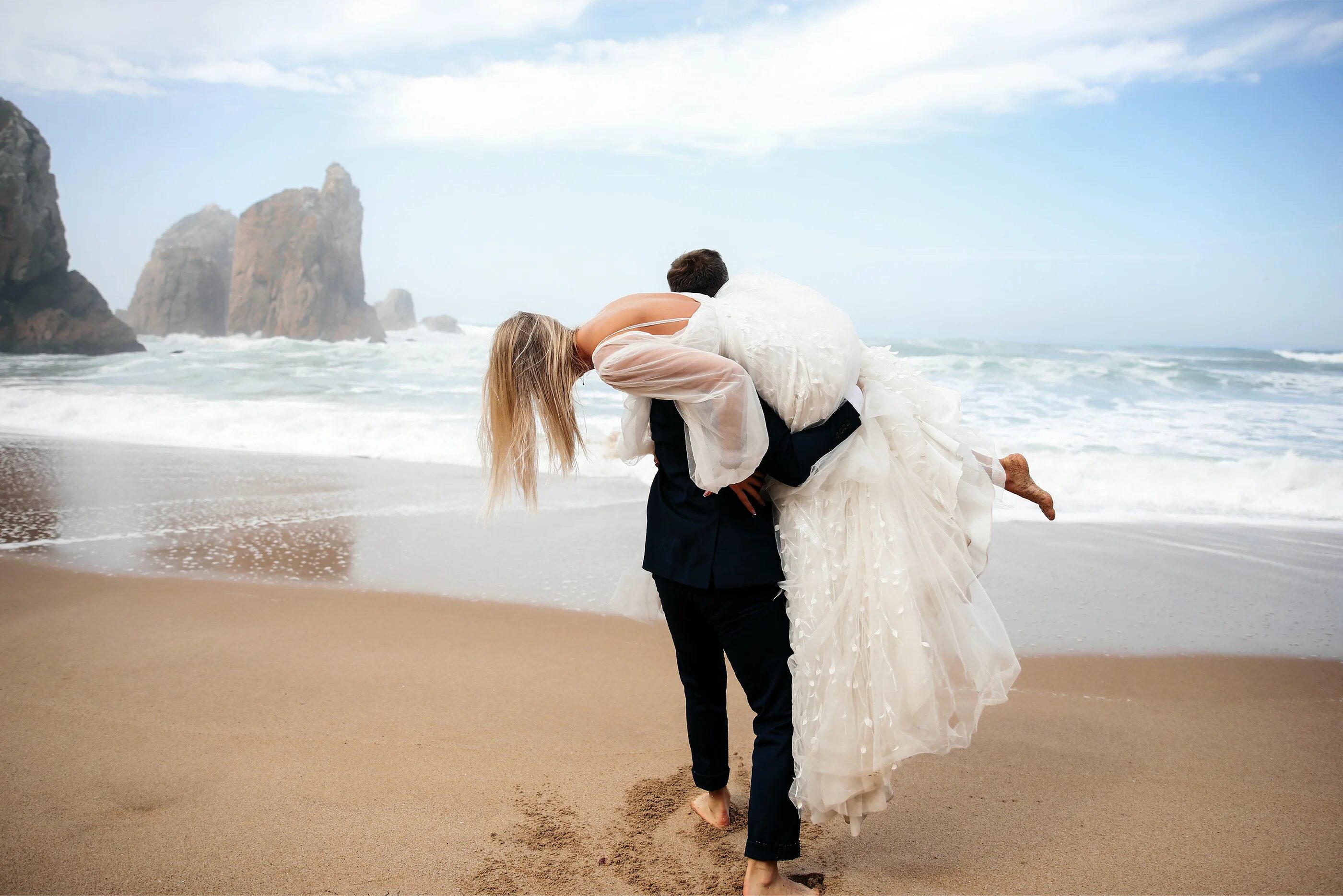 Мужчина вне брака. Свадьба наоборот. Свадьбы на разных островах Индонезии. Фото девушка блондинка и мужчина пляж.