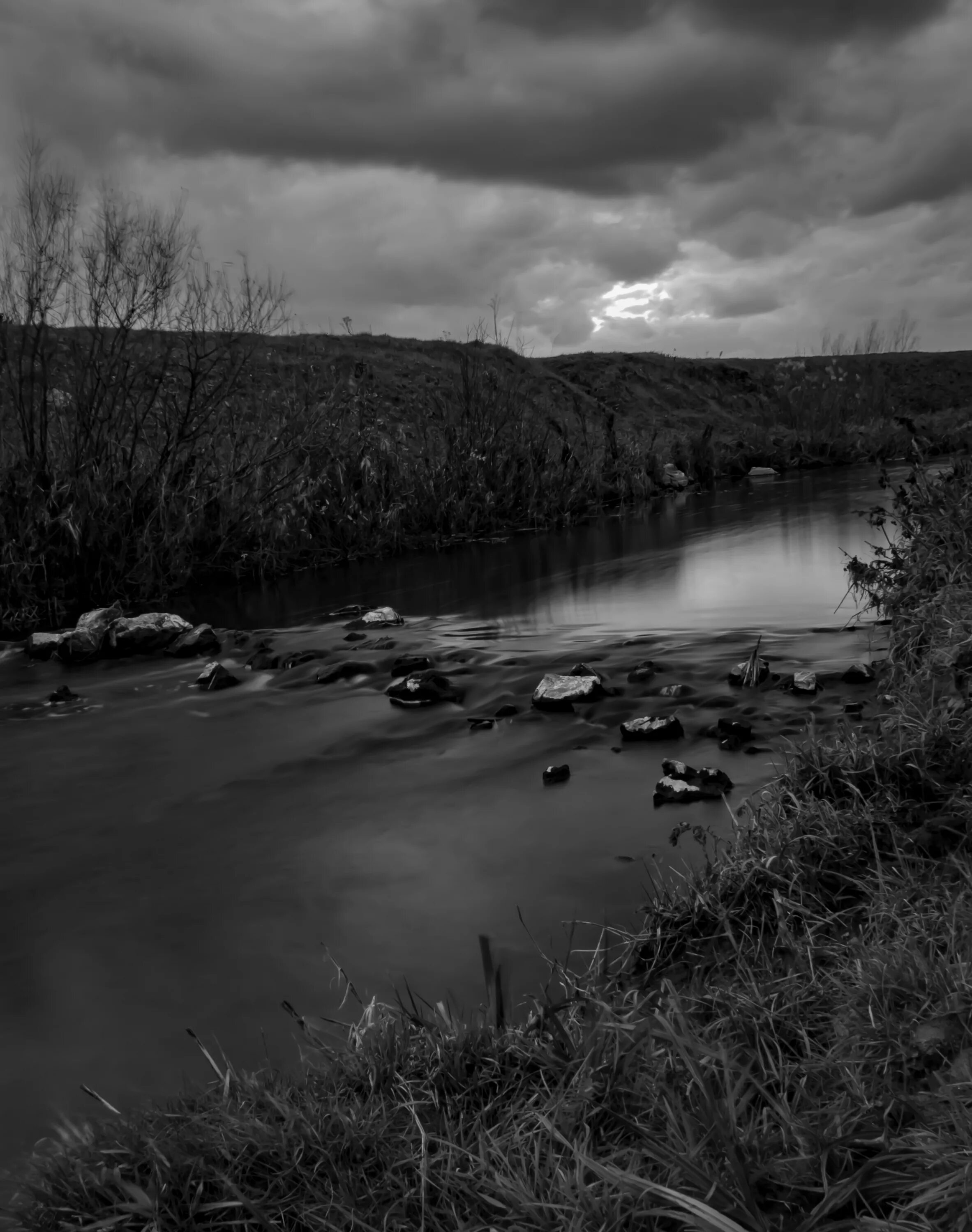 Черном и белом озерах. Темная река. Река чб. Природа чб. Река черно белая.