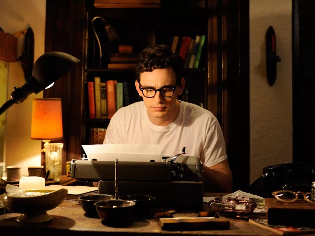 Сценарий книга. Мужчина писатель. Писатель за работой. Сценарист. Сценарист.