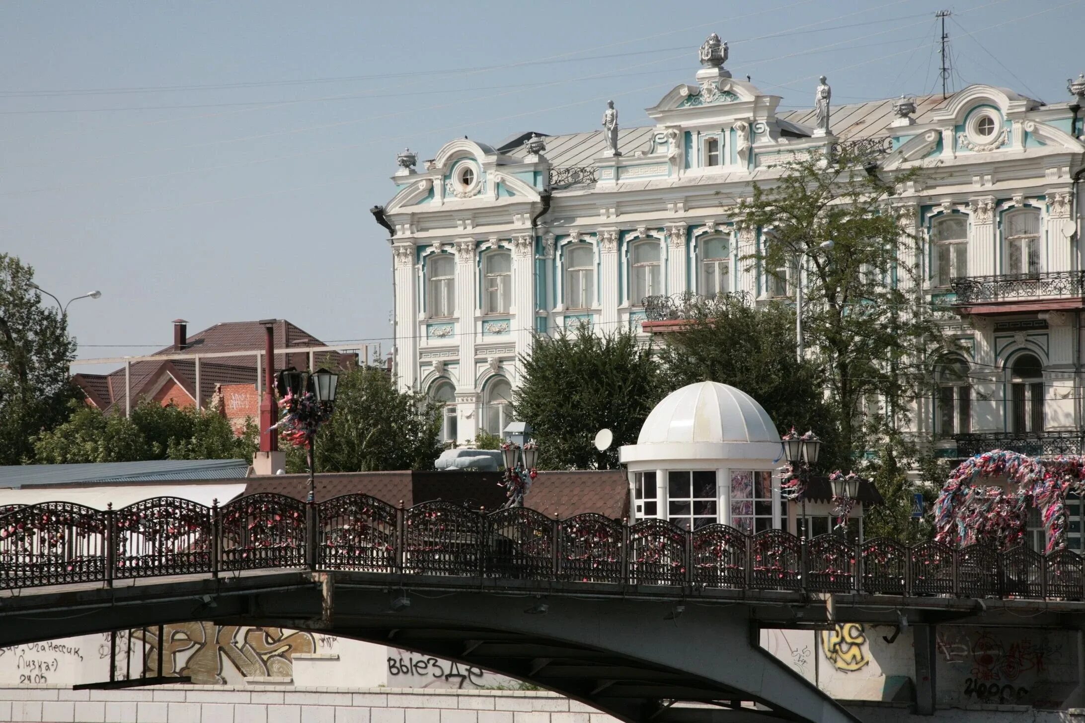 Астрахань московская область. Астраханский кремль экскурсия. Туристы в астрахани. Астрахань панорама. Пречистенские ворота астраханского кремля.