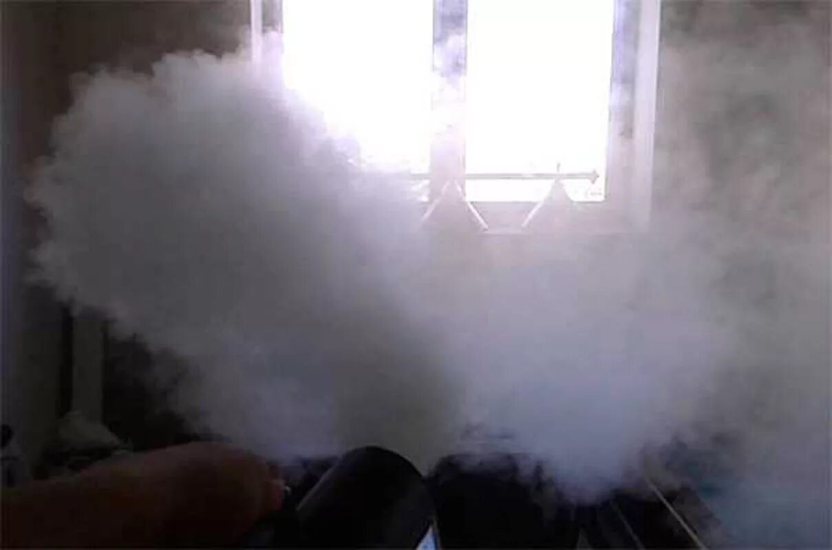 Пошло по комнате дымок. Комната в дыму. Дым в квартире. Задымленное помещение. Задымление в комнате.