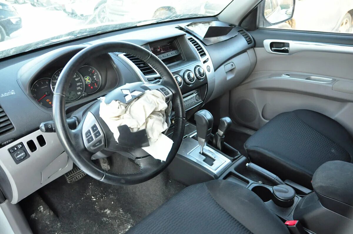 Mitsubishi pajero io левый руль. Mitsubishi pajero 2 evolution. Мицубиси паджеро 2 кабрио. Митсубиси паджеро мини 2022. Митсубиси паджеро левый руль.