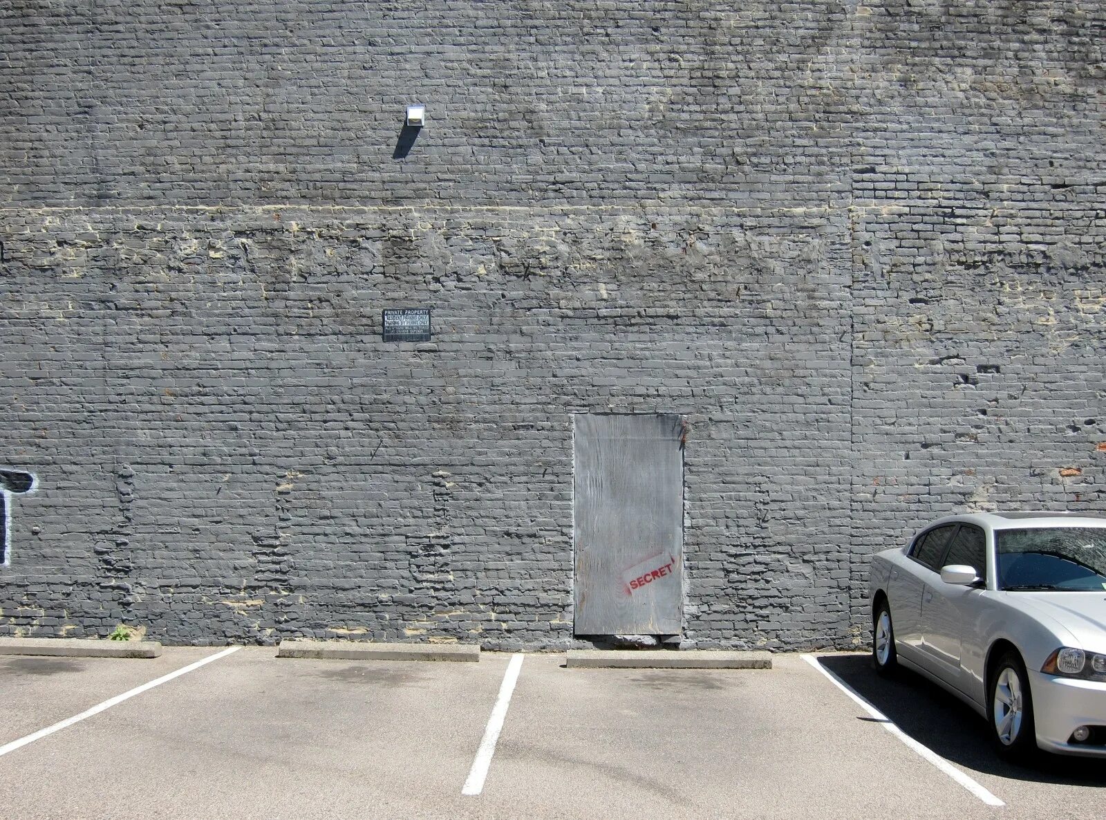 Area cars. Бетонная стена на улице. Бетонная стена в городе. Кирпичная стена и асфальт. Стена с асфальтом.