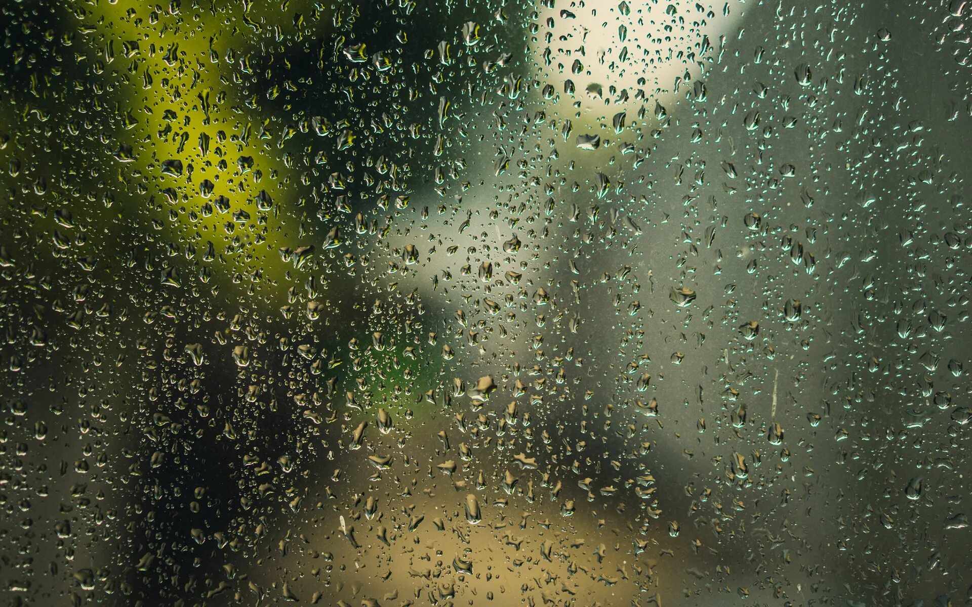 Запотевшее стекло дождь. Капли на стекле. Мокрое стекло. Капли дождя на стекле. Стекло с каплями.
