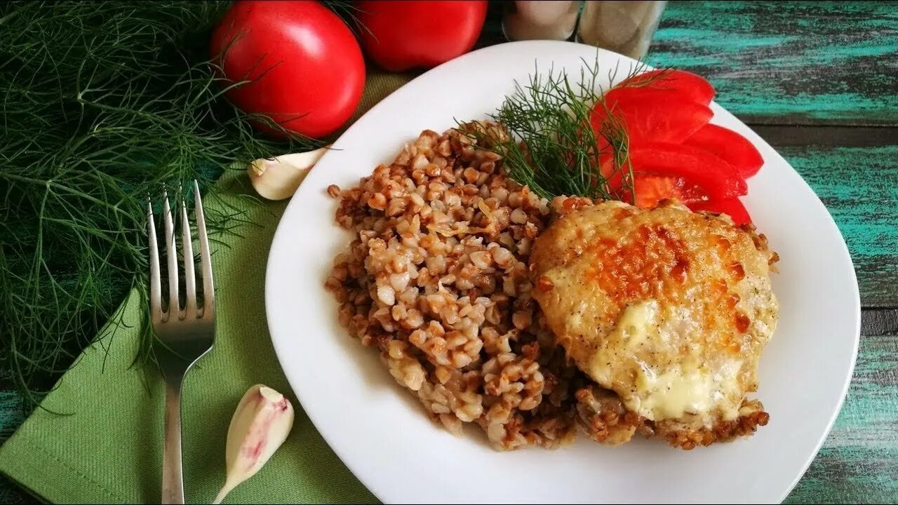 Куриные бедра с гречкой. Курица, запеченная с гречкой. Гречка с курицей. Куриная грудка с гречкой.