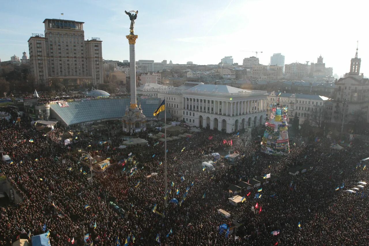 Киев площадь независимости Евромайдан. Майдан Незалежности Киев 2014. Киев площадь независимости 2013. Майдан Украина 2013. Майдан стоит