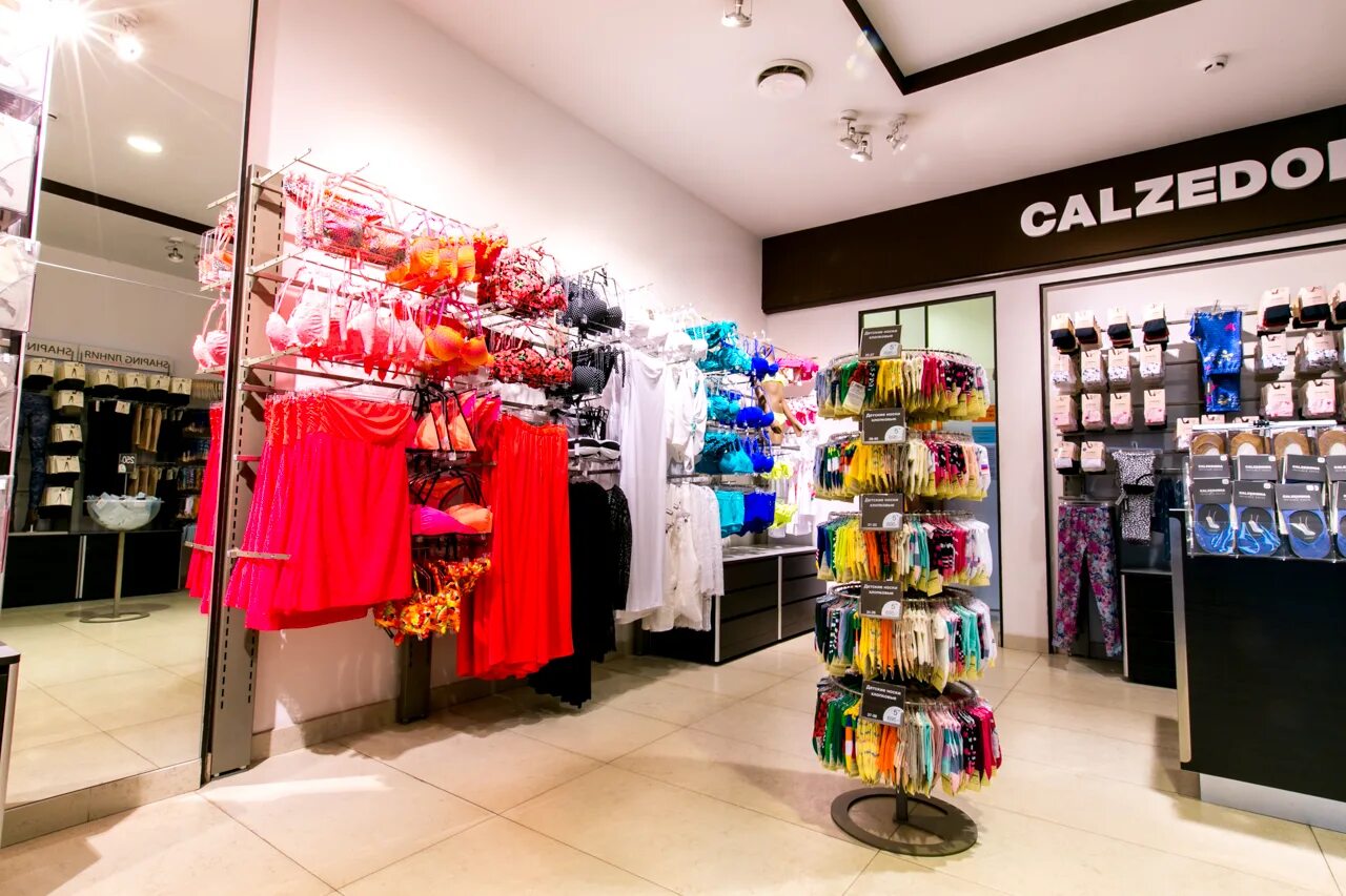 Товар кальцедония. Calzedonia магазин. интерьер магазина кальцедония. кальцедония махачкала.