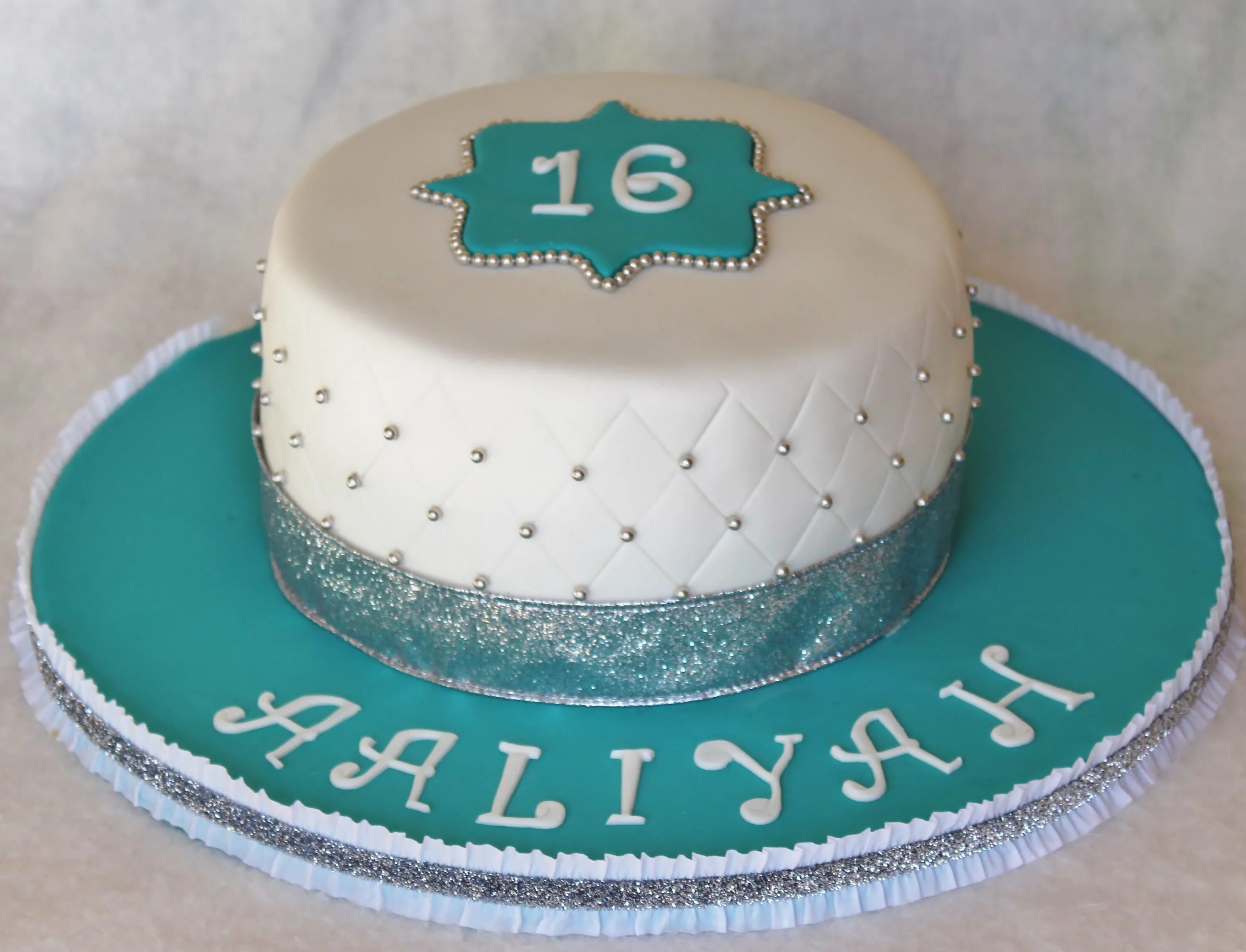 торт розовый на 16. украшение торта для подростка. торт на 15 лет девочке. торт на 16. торт на 16 лет.