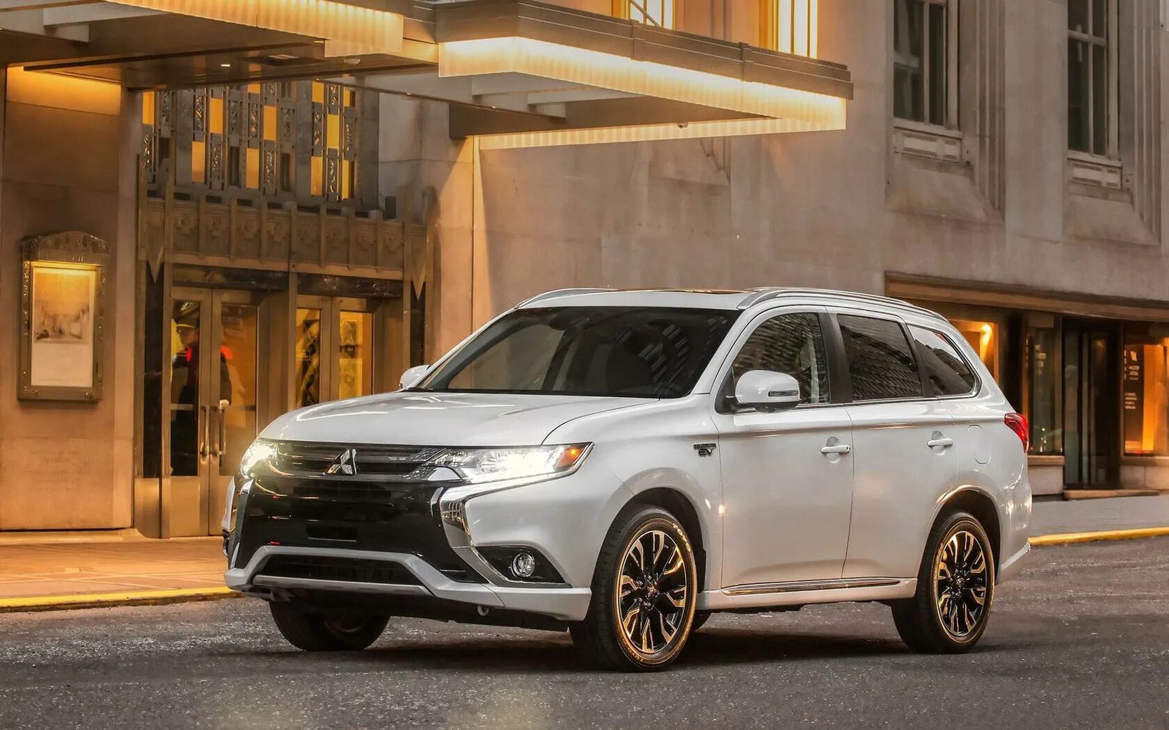 Mitsubishi outlander 2017. Митсубиси Аутлендер 2018. Митсубиши Аутлендер 2018. Митсубиси аутлэндер2018. Митсубиси Аутлендер 2017.