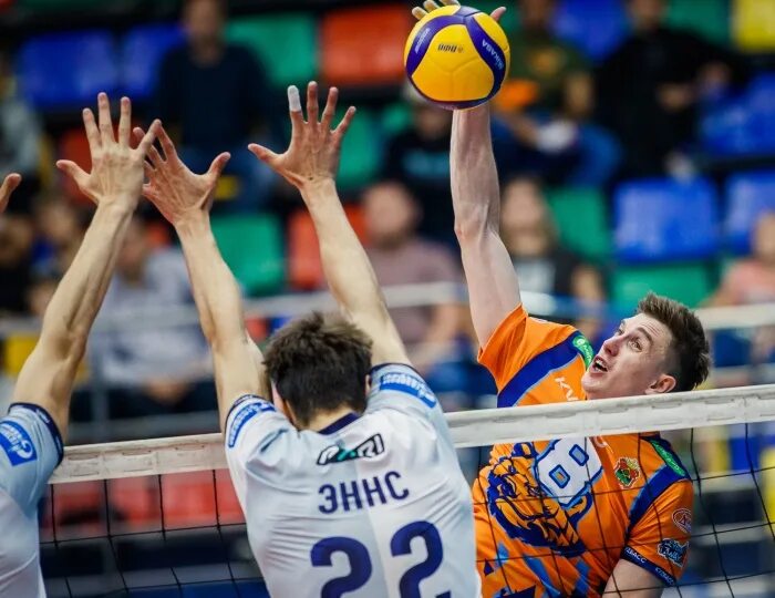 Волейболист кузбасса. Кузбасс волейбол прямая трансляция. Волейбольный клуб кузбасс фото кемерово пустые трибуны. Локомотив в кемерово волейбол. Волейбол мужской.