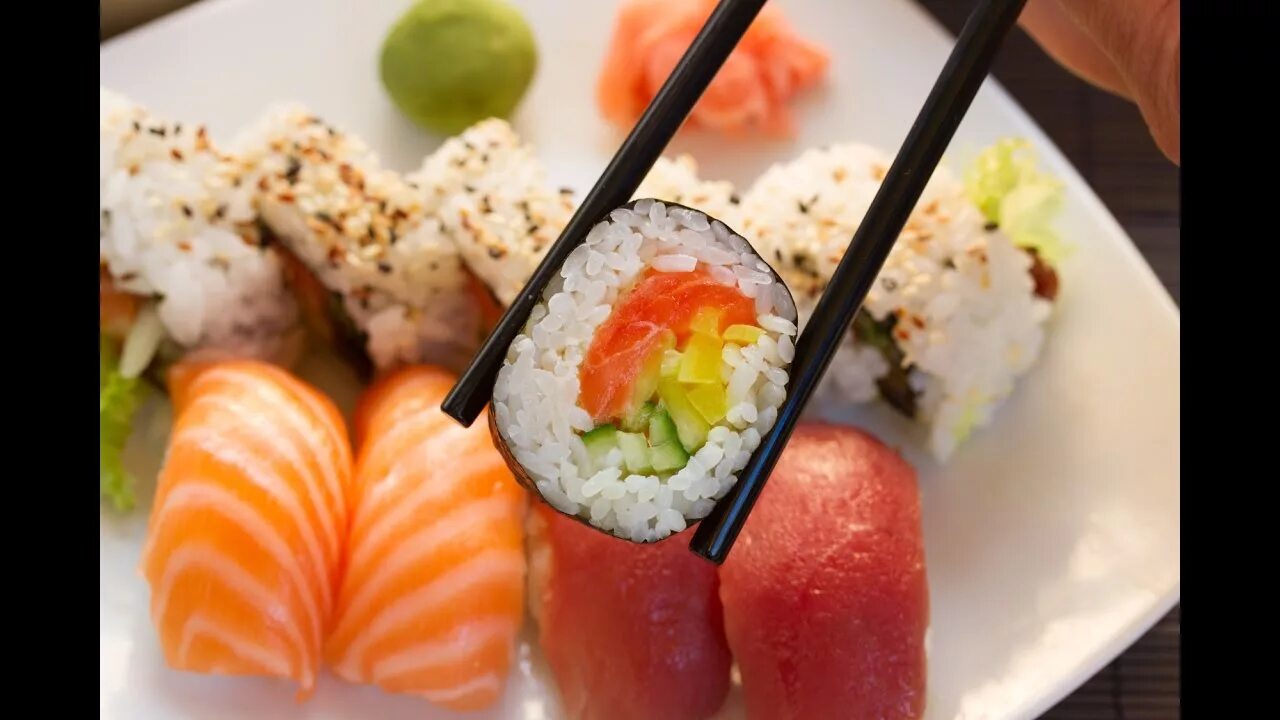 Ролл змея. Праздничный стол с роллами и пиццей. Роллы японское блюдо. Ролл аляска. Новогодние роллы.