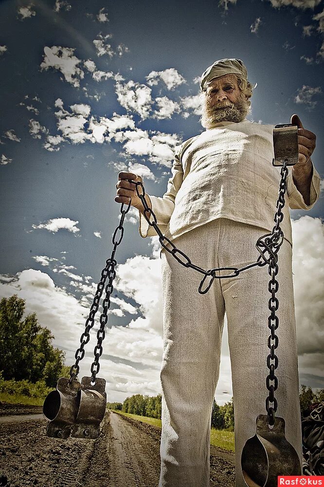 девушка надевает джинсы. девушка одевает джинсы. одеть путы. одеть путы. человек в наручниках.