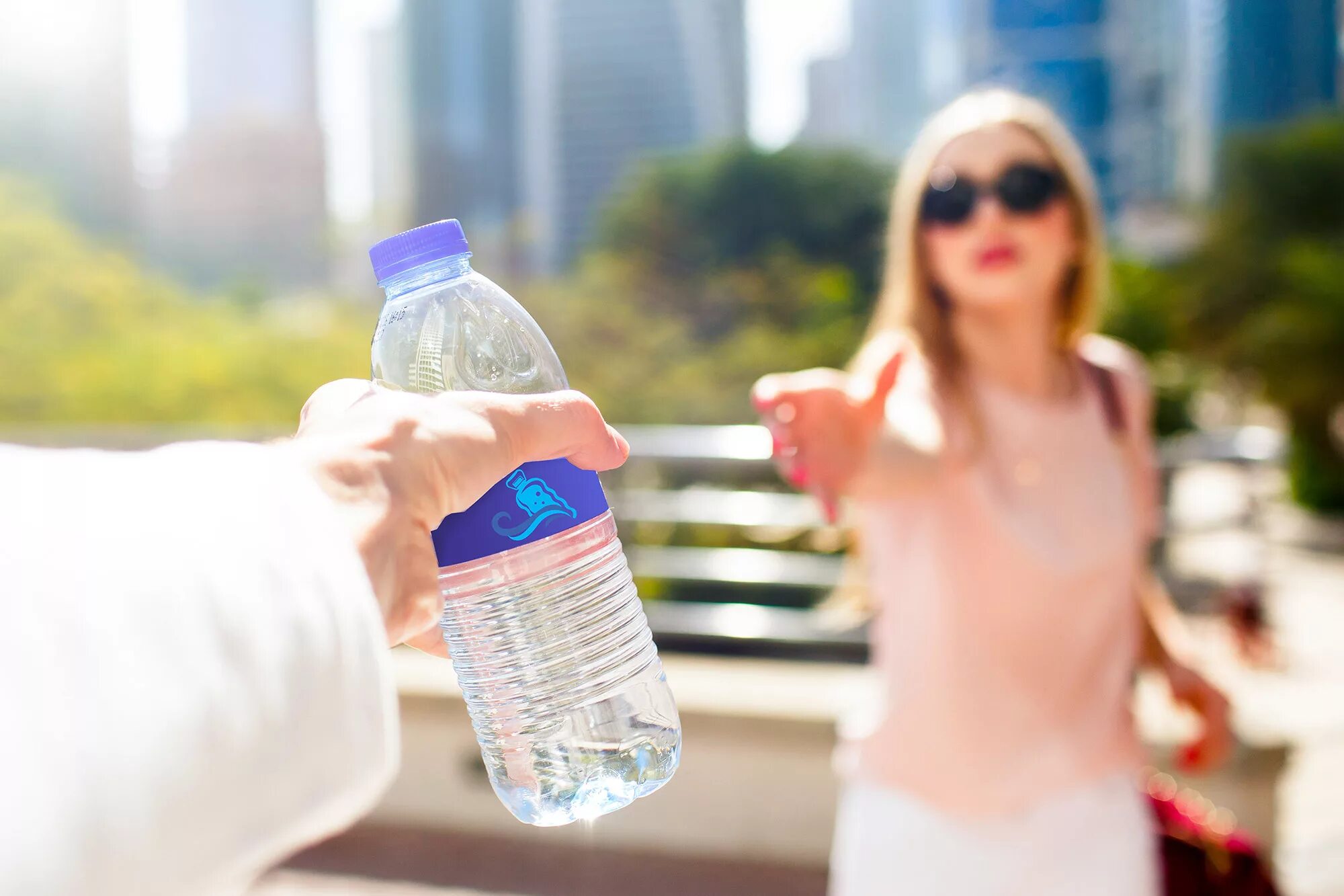 Просто дай воды. Бутылка для воды. Человек с бутылкой воды. Пластиковая бутылка для воды. Бутылка воды в руке.