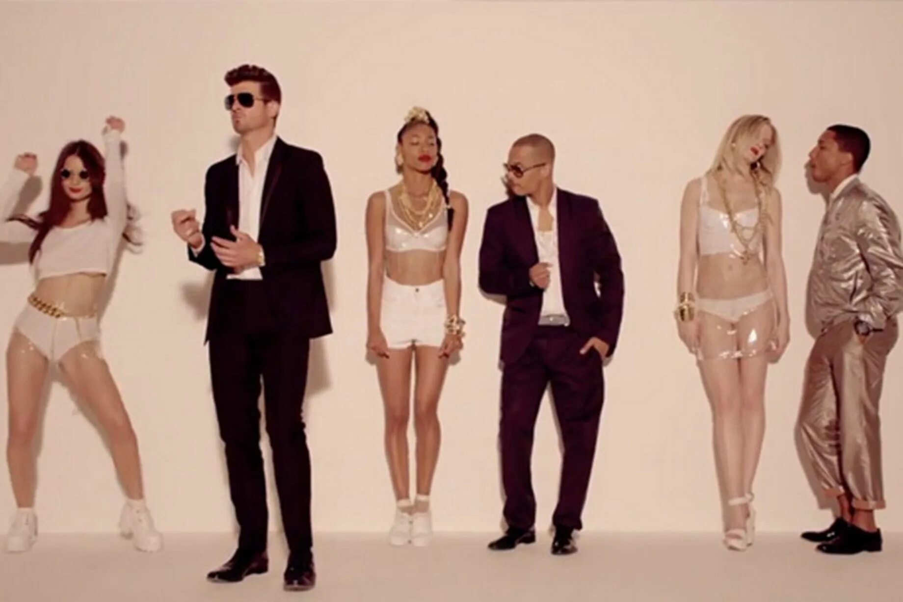 Клип где поется. Robin Thicke blurred. Robin Thicke t.i., Pharrell.