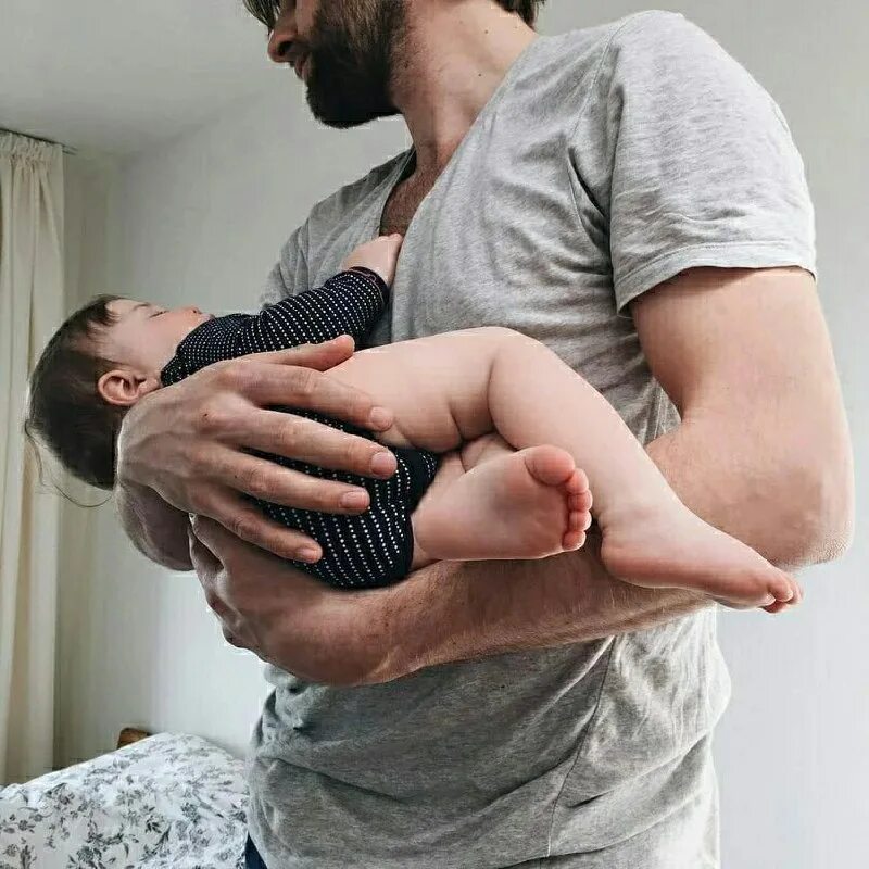 Руки папы. Мужчина укладывает ребенка. Рука отца и сына. Быть папой мальчишек