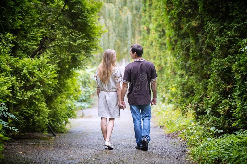 Пара гуляет в парке. Парень и девушка. Приснилось гулять с девушкой. Прогулка по парку. Девочка гуляет во снах.