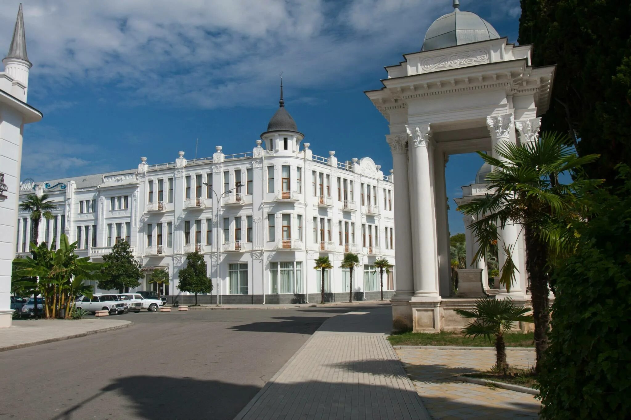 Сухуми май. Абхазия столица Сухум. Сухум Абхазия центр города. Набережная Сухума в Абхазии. Президентский дворец Абхазии Сухум.