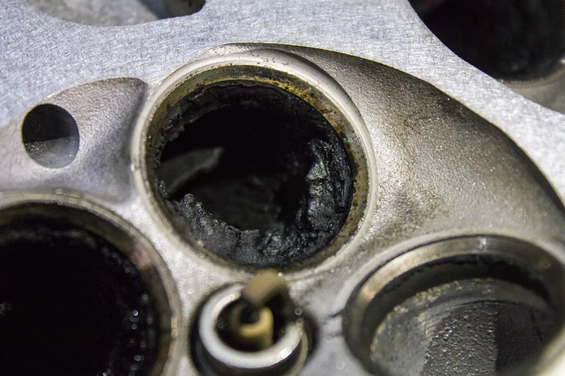 4 tsi выпускные клапана нагар. Проверить состояние клапанов без разборки. Нагар на клапанах. Состояние клапанов после газа. Состояние клапанов.